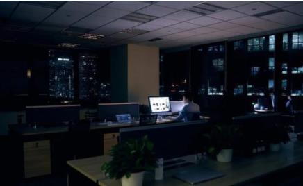 看到一家公司办公室灯每晚12点还亮着