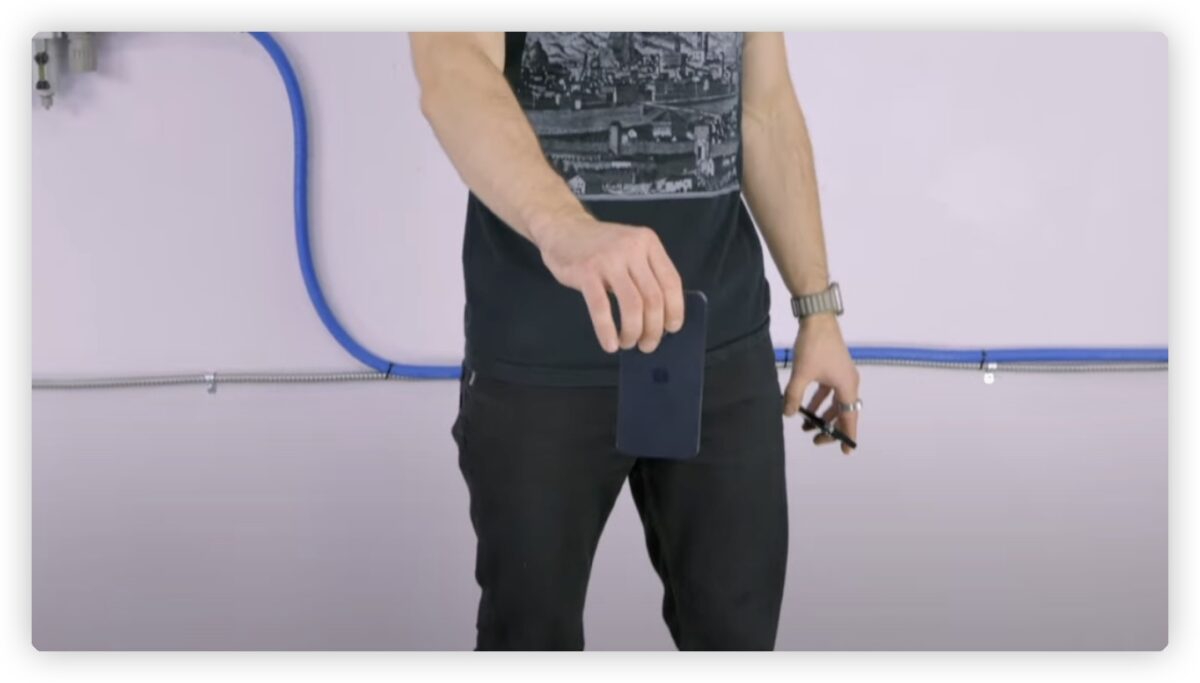 iPhone 15 摔机测试 耐摔