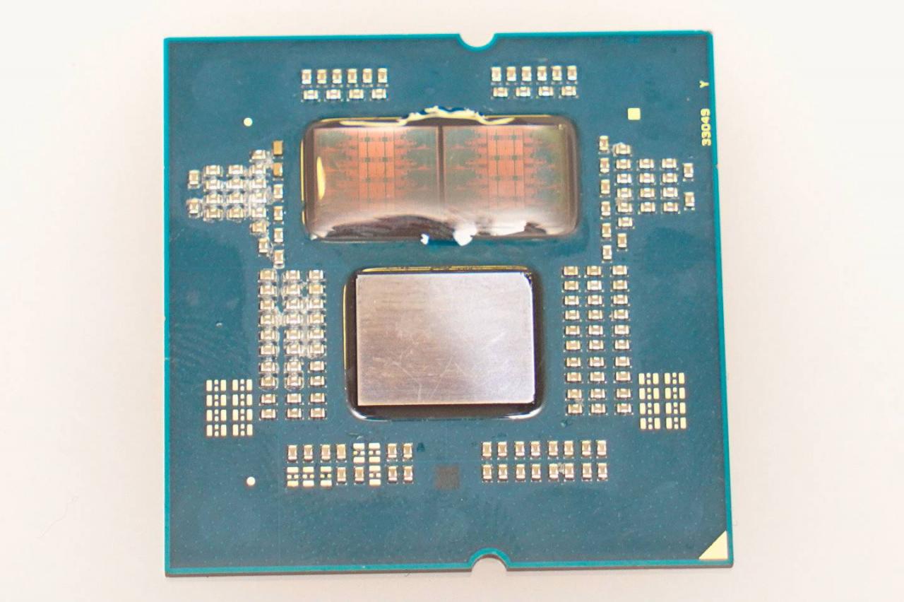 Ryzen 9000系列台式处理器采用小芯片（Chiplet）设计，上方2组方型区域为2组CCD，下方则为1组IOD。