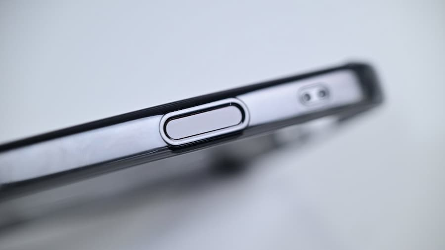 iPhone 16原厂保护壳全覆盖拍摄按钮设计揭秘！ Spigen独家采新技术