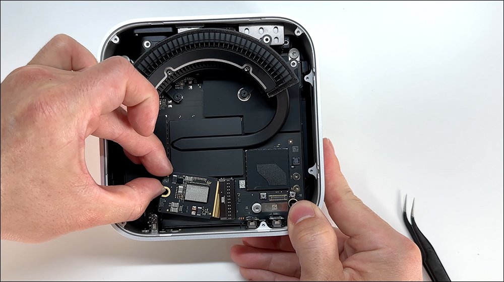 M4 Mac mini 采用可拆卸 SSD 模块化设计，国外已有成功改装扩充至 2TB 案例 - 安卓手赚网