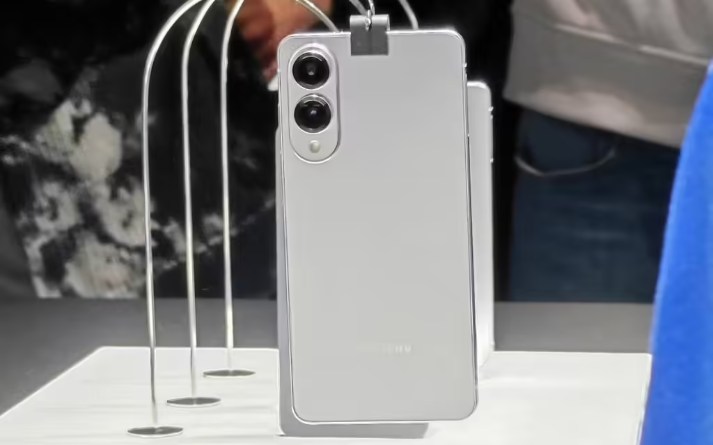 Galaxy S25 Edge 大预告，实机真的超薄