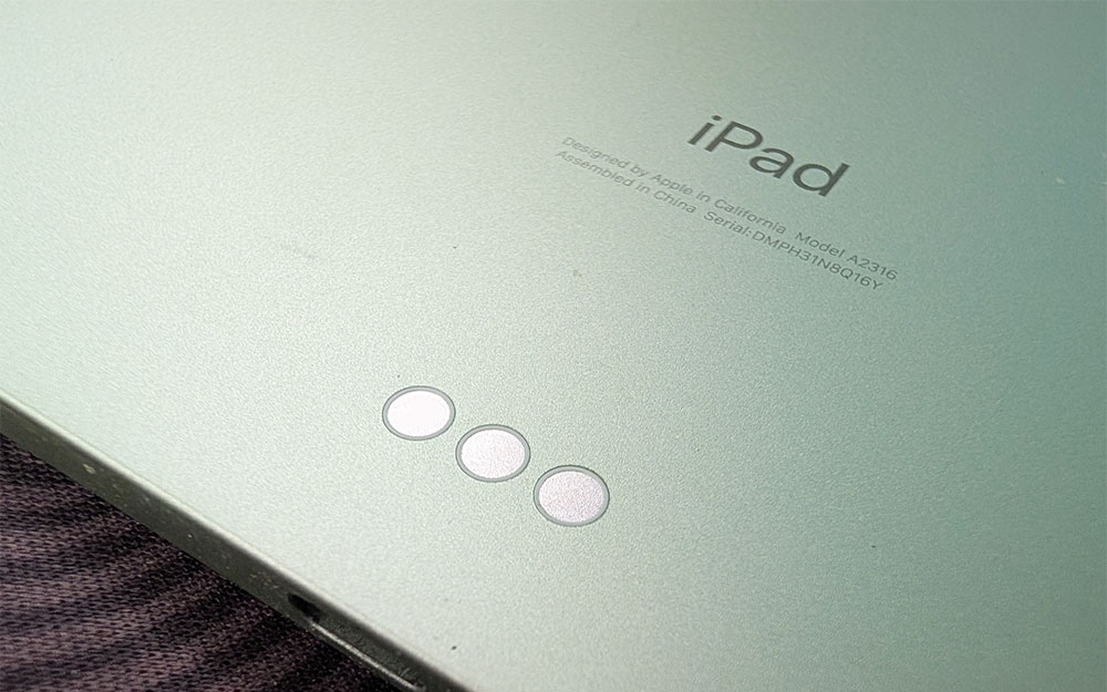 iPad 上的三个金属小点是什么？ 为什么利用它的配件这么少？