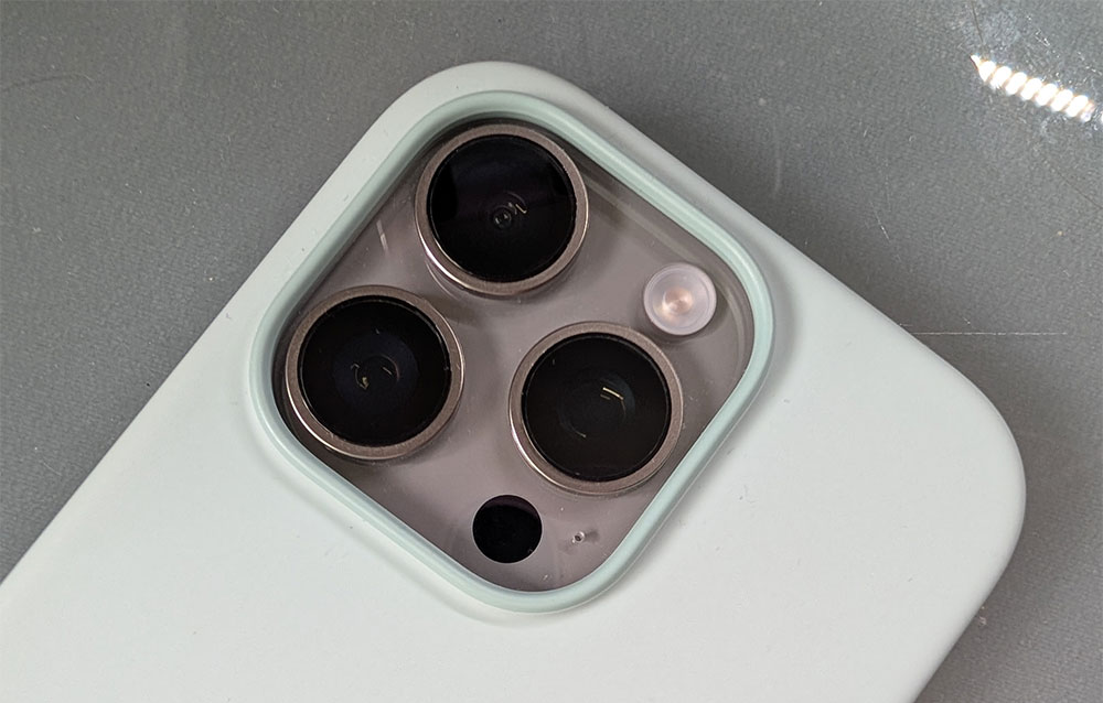 iPhone 相机镜头旁边为什么有个小洞？ 它有什么用途？